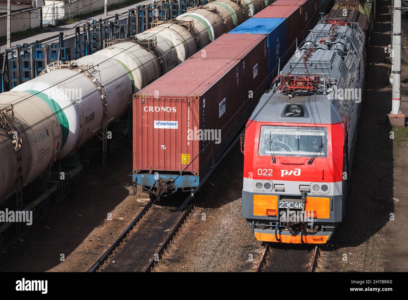 San Pietroburgo, Russia - 7 giugno 2018: La locomotiva elettrica diesel rossa è su una ferrovia in una giornata di sole Foto Stock