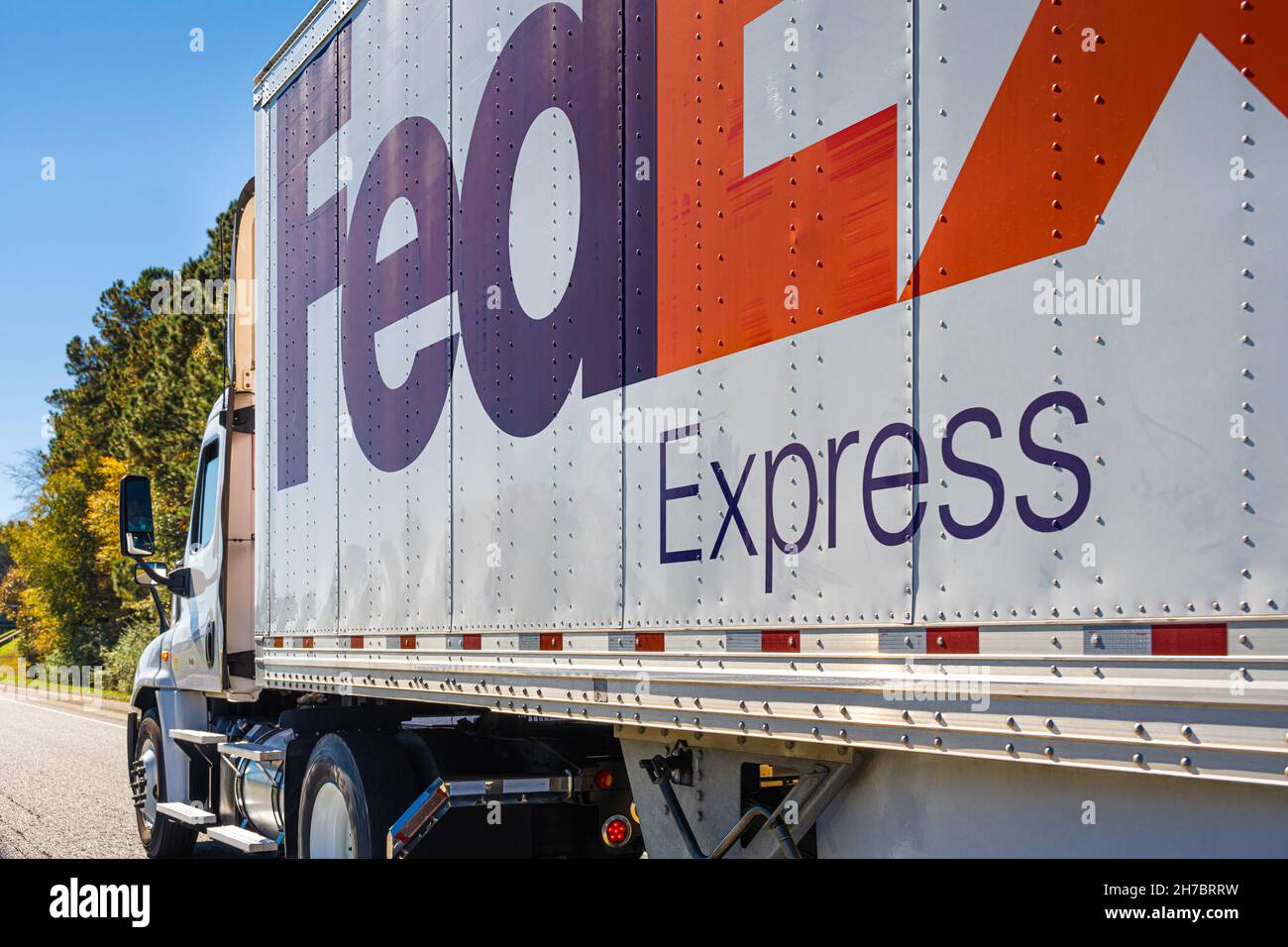 FedEx Express Truck viaggiando sull'Interstate 285 intorno ad Atlanta, Georgia. (USA) Foto Stock