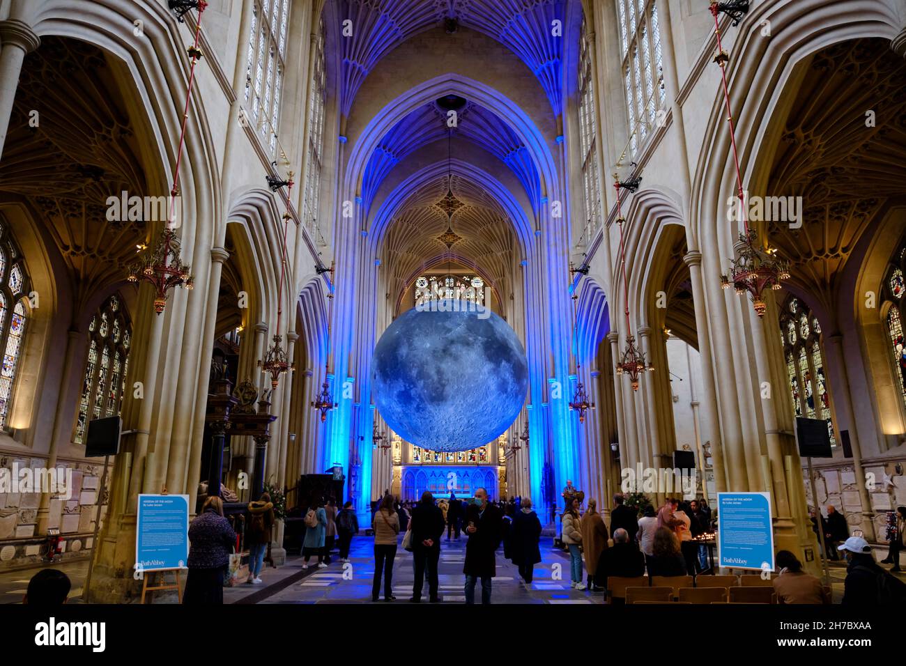 Bath, 20 novembre 2021. Il Museo della Luna di Luke Jerram illumina l'Abbazia di Bath. Il modello da 7 metri è prodotto da immagini della NASA, garantendo che questo modello straordinario sia una rappresentazione accurata del nostro vicino più vicino. L'Abbazia di Bath è stata fondata nel 7 ° secolo ed è stata ricostruita e rimodellata molte volte nel corso dei secoli. L'ultima opera ha aperto lo spazio di culto e offre uno sfondo mozzafiato per la Luna. La pratica artistica multidisciplinare di Luke Jerram ha sede a Bristol. Credit: MR Standfast/Alamy Live News Foto Stock