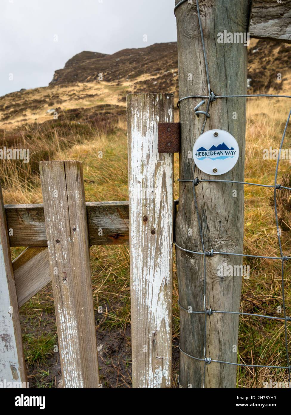 Via Ebridea lunga distanza sentiero segno sul gatepale in legno, isola di Harris, Scozia, Regno Unito Foto Stock