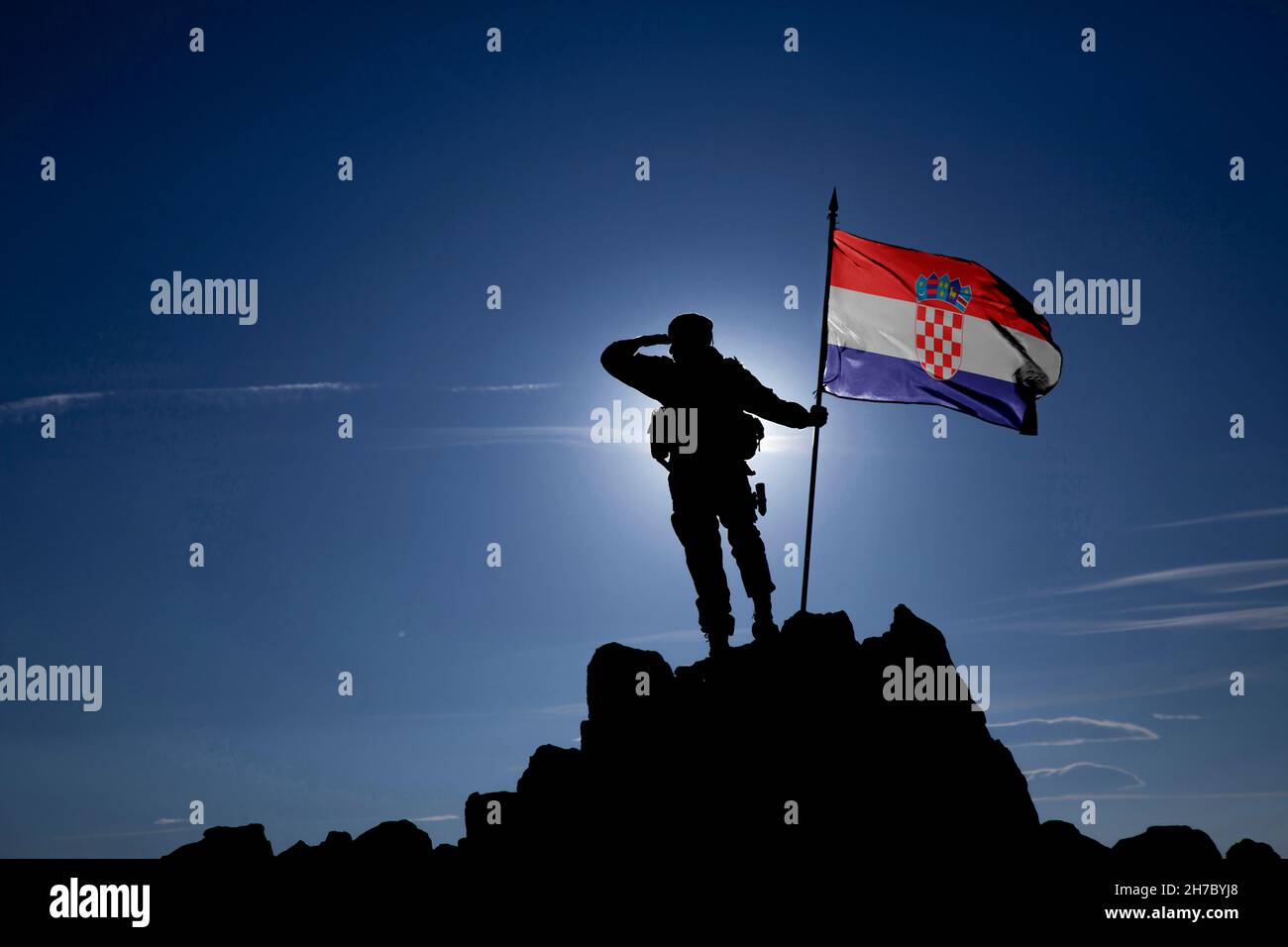 Silhouette di un soldato irriconoscibile in cima alla montagna con la bandiera croata Foto Stock