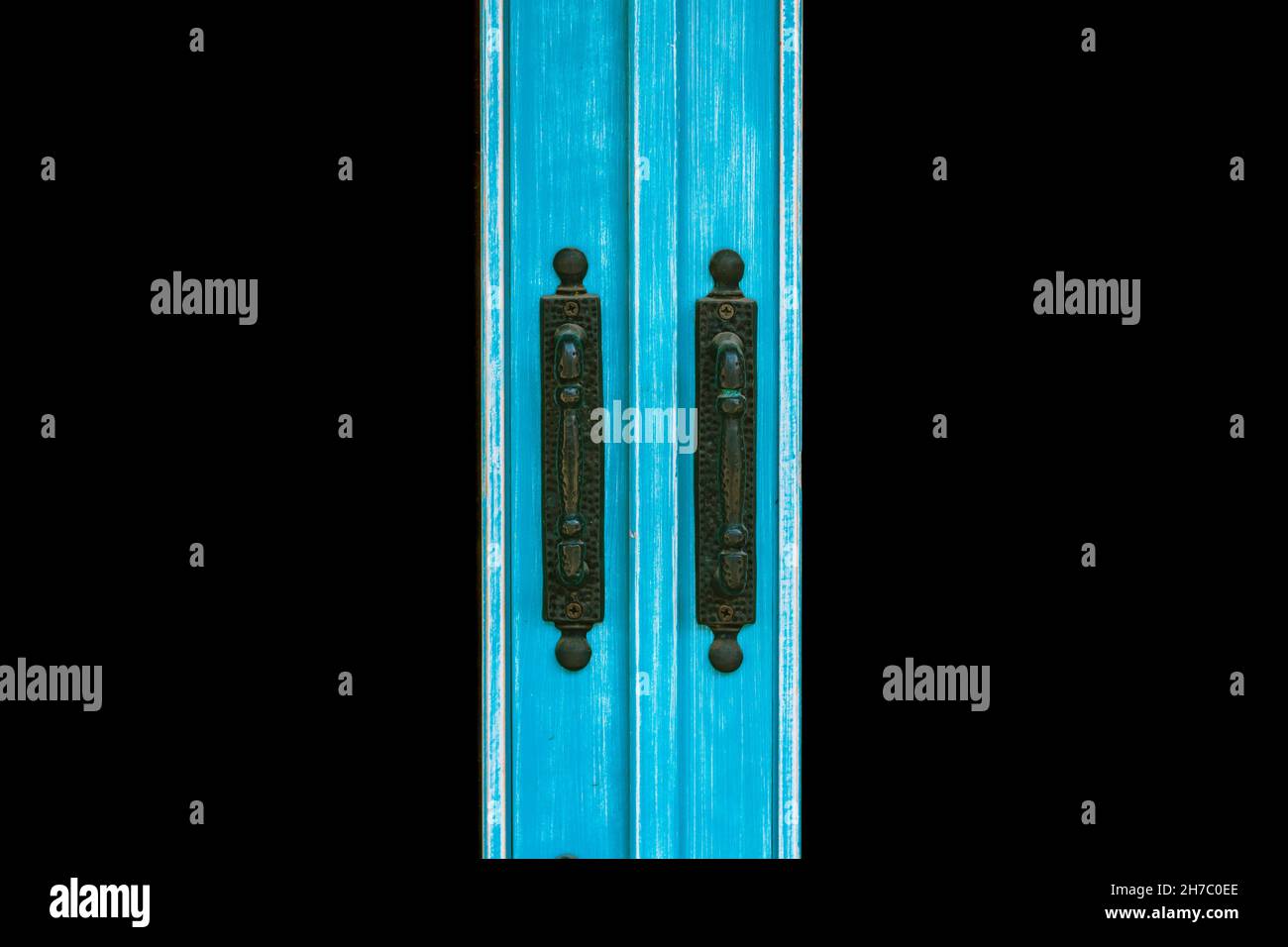Maniglie delle portiere. Maniglie sulla porta blu con vetri neri. Spazio di copia. Foto Stock