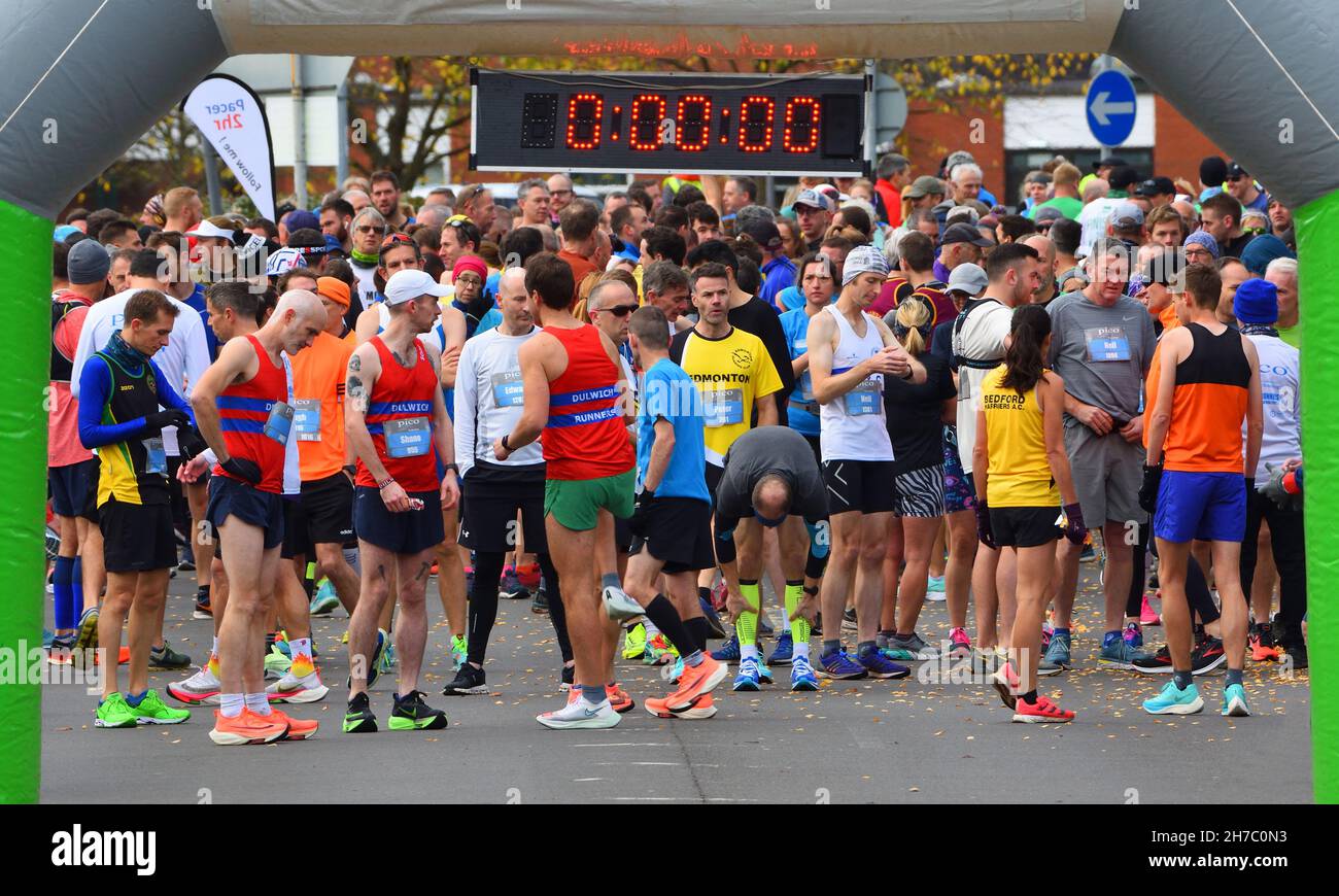 Runner in attesa all'inizio della Mezza Maratona di St Neots, Foto Stock