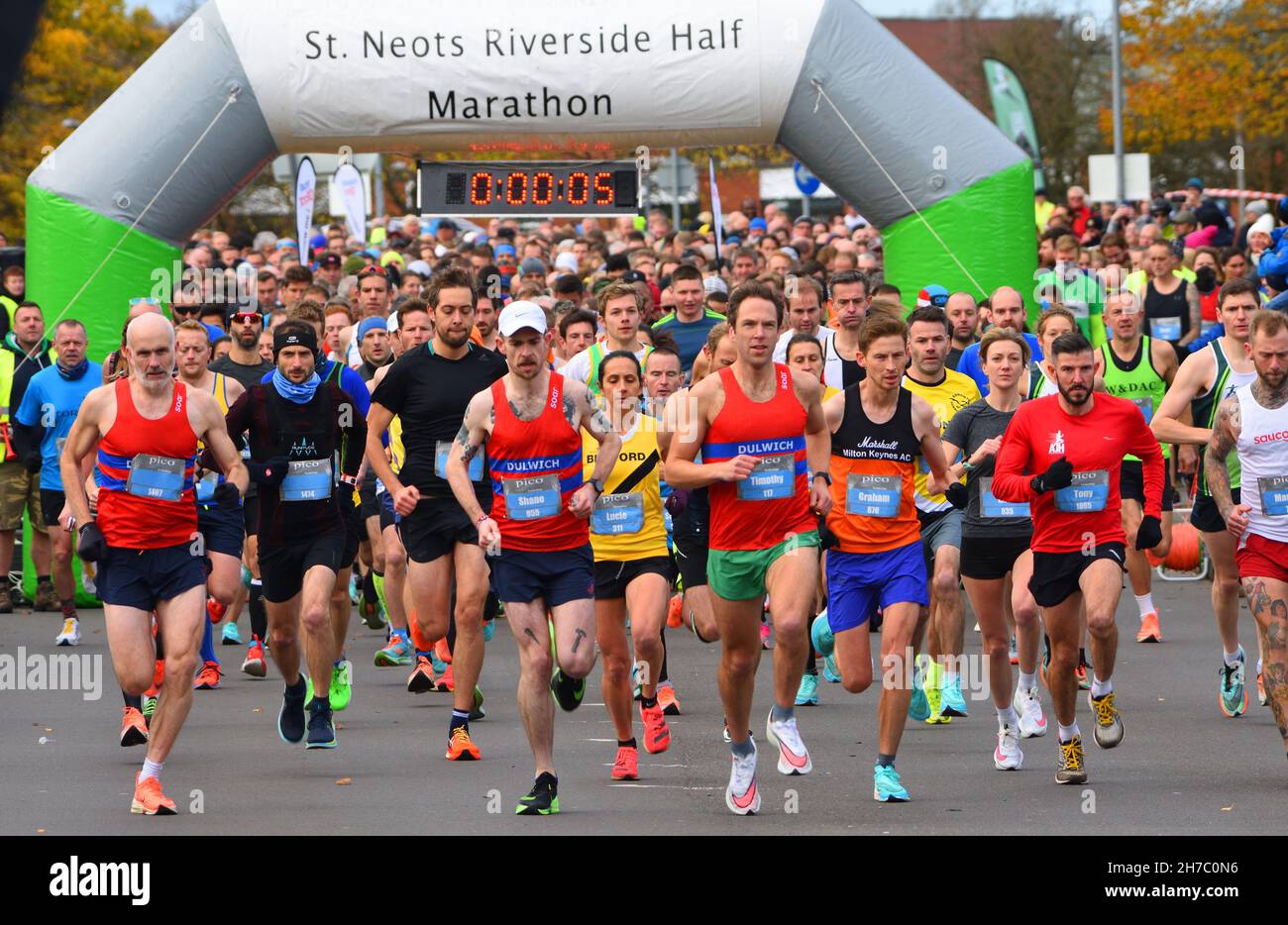 Corridori all'inizio della Mezza Maratona di St Neots. Foto Stock