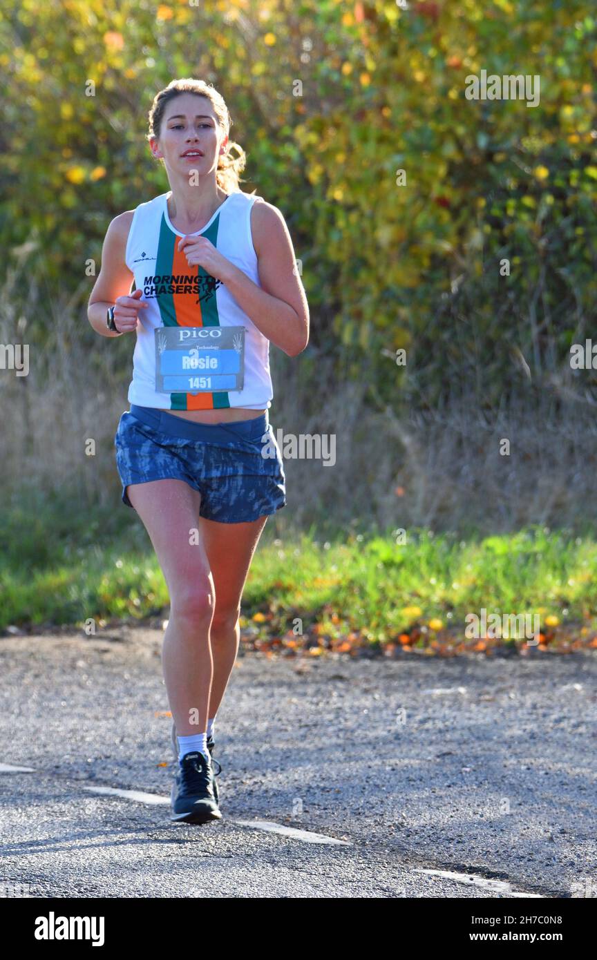 Giovane donna Mezza maratona runner in corsa su strada. Foto Stock