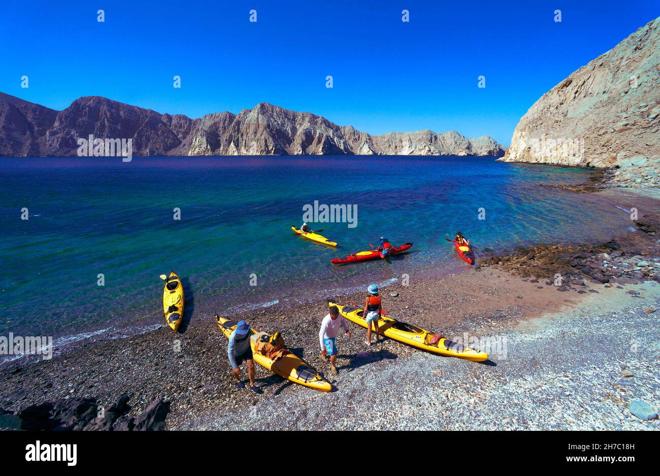 SULTANATO DI OMAN, MUSANDAM, KAYAK DI MARE VIAGGIO NELLA BAIA DI SHAM VICINO AL VILLAGGIO DI KHASAB, MR Foto Stock