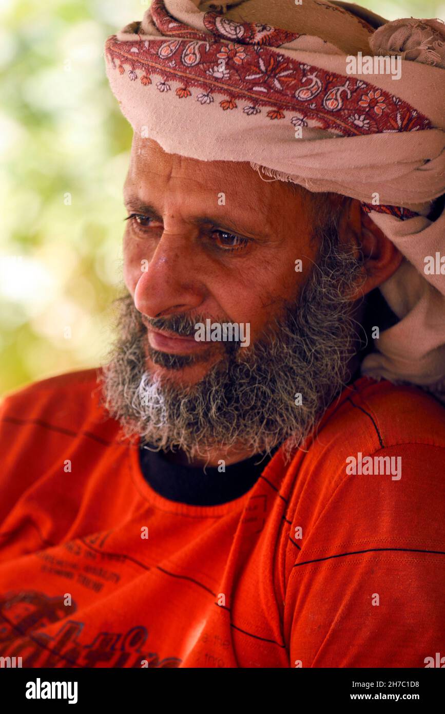 SULTANATO DI OMAN, NIZWA, UOMO CHE VIVE NEL DESERTO DI WAHIBAH NEL SUD DELL'OMAN Foto Stock