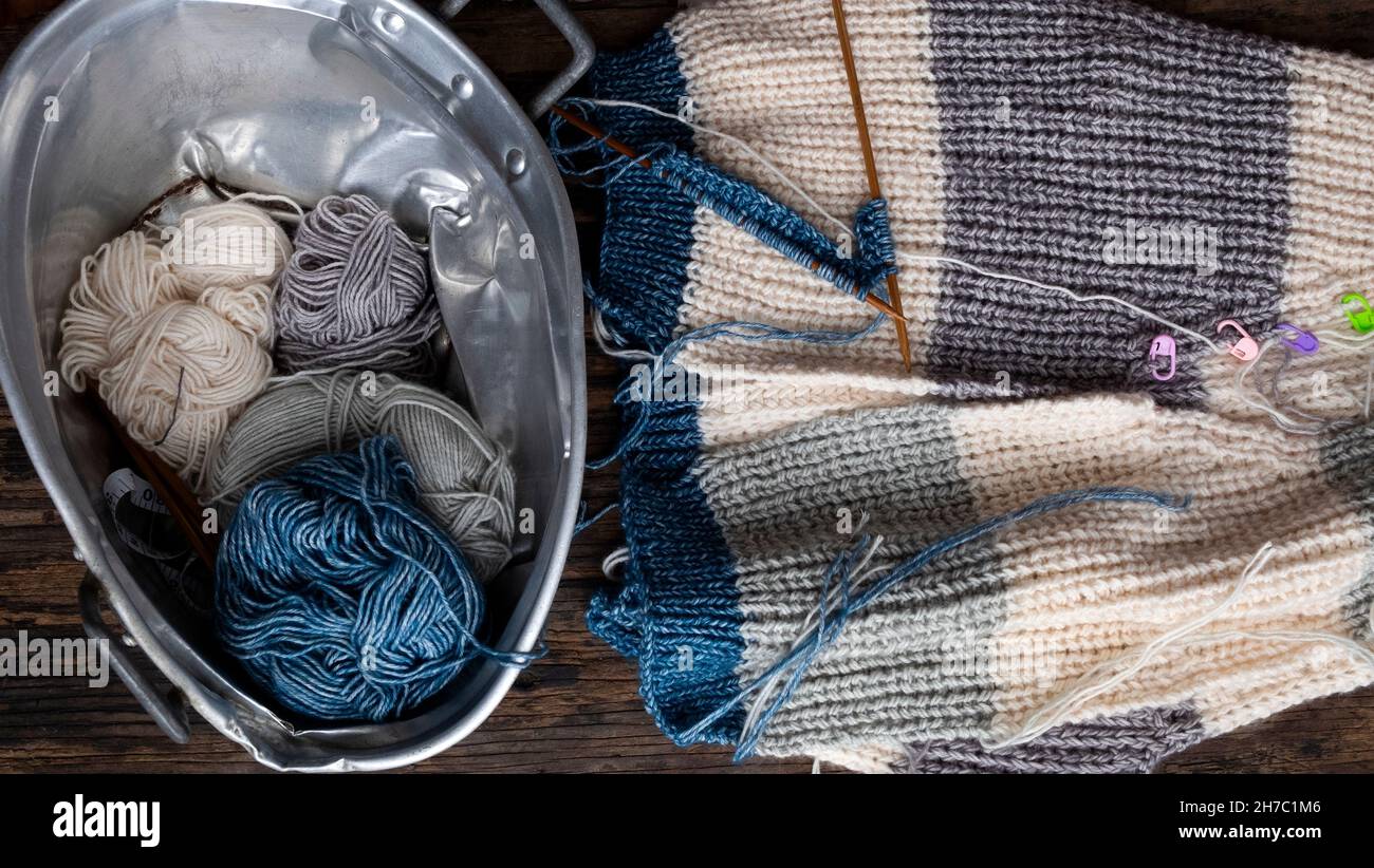 Vista dall'alto, mani vietnamite con palla di filato per rendere presente l'inverno, maglione di lana per maglieria femminile, attività per il tempo libero, stoffa artigianale a maglia Foto Stock