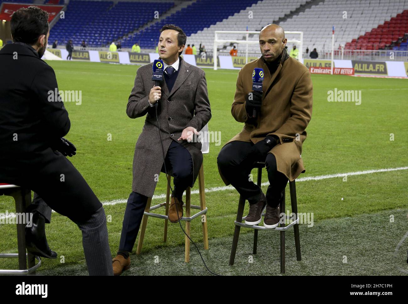 Presidente dell'Olympique de Marseille Pablo Longoria e Thierry Henry,  Pundit per Amazon prime Video React dopo la partita è stato fermato dopo  pochi minuti quando Dimitri Payet di OM ha ricevuto una