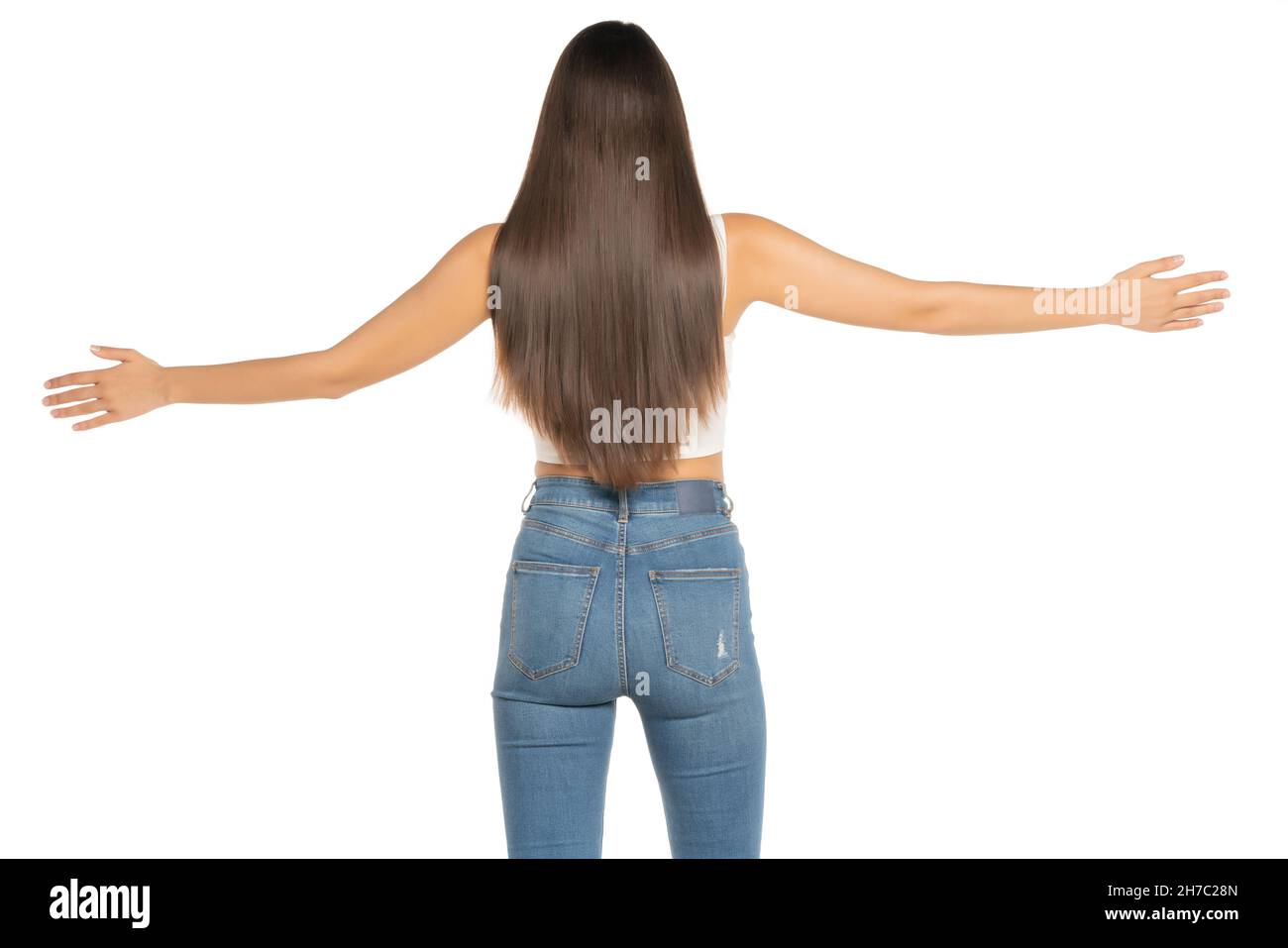 vista posteriore di una giovane bella donna con braccia distese su sfondo bianco Foto Stock