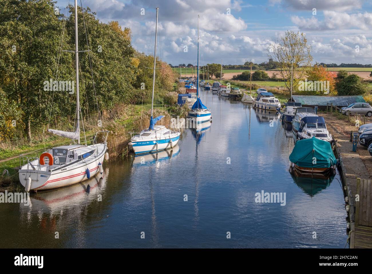 Barche ormeggiate a Martham Staithe, una diga al largo del fiume Thurne a Martham, Norfolk Broads, Norfolk, Inghilterra. Foto Stock