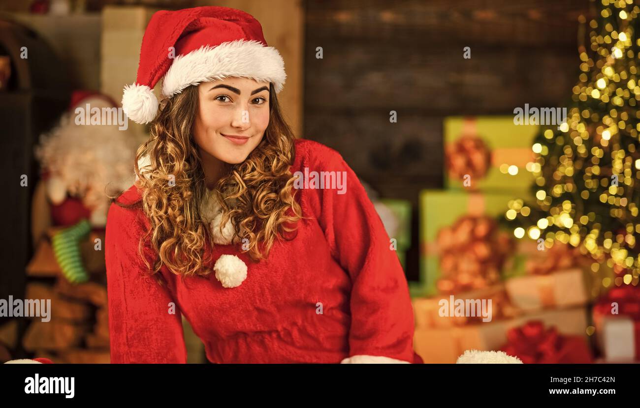 Bella ragazza pronta a celebrare il natale. Negozio di moda. Abbigliamento  per la festa. Festeggia le vacanze. Ragazza vicino albero di natale.  Tradizione natalizia. Donna Foto stock - Alamy