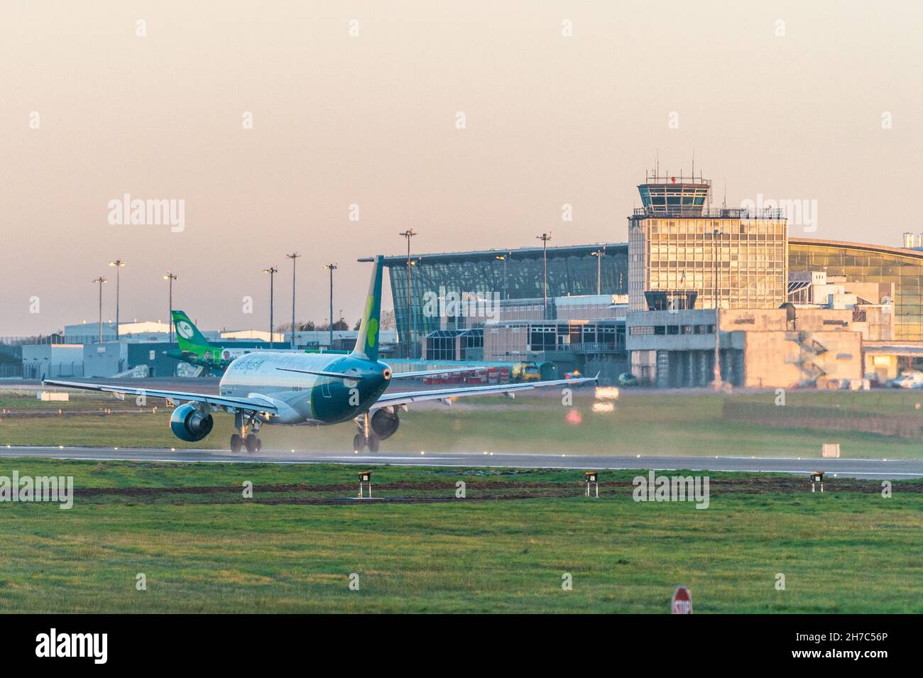 Cork, Irlanda. 22 novembre 2021. L'aeroporto di Cork è riaperto ai voli questa mattina dopo una chiusura di 10 settimane per una ricostruzione completa della pista. Il volo Aer Lingus EI710 07.45 per Londra Heathrow è stato il primo volo in partenza, ma con 30 minuti di ritardo. Credit: AG News/Alamy Live News Foto Stock