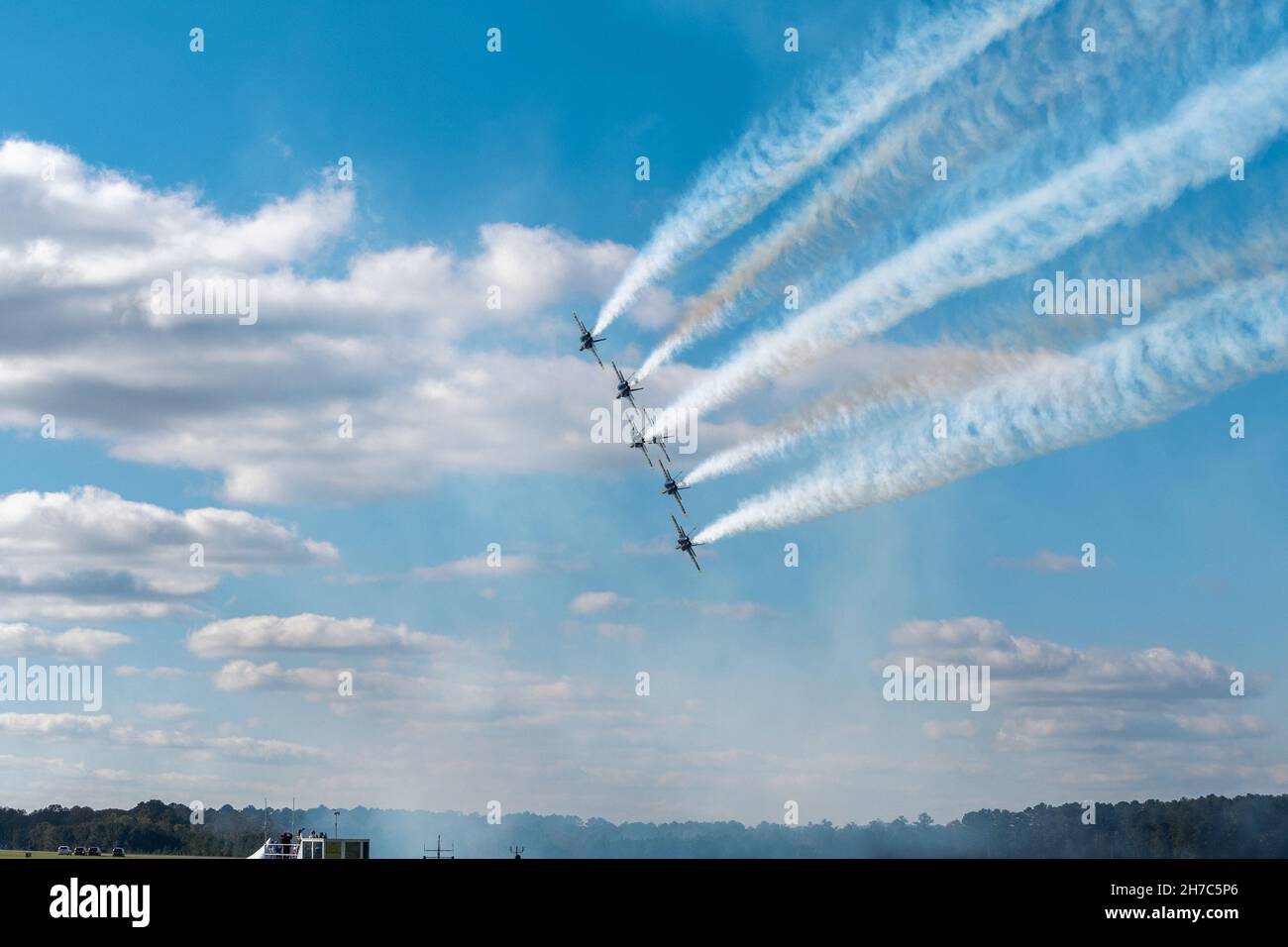 Cinque aerei da skywriting volano nel cielo blu Foto Stock