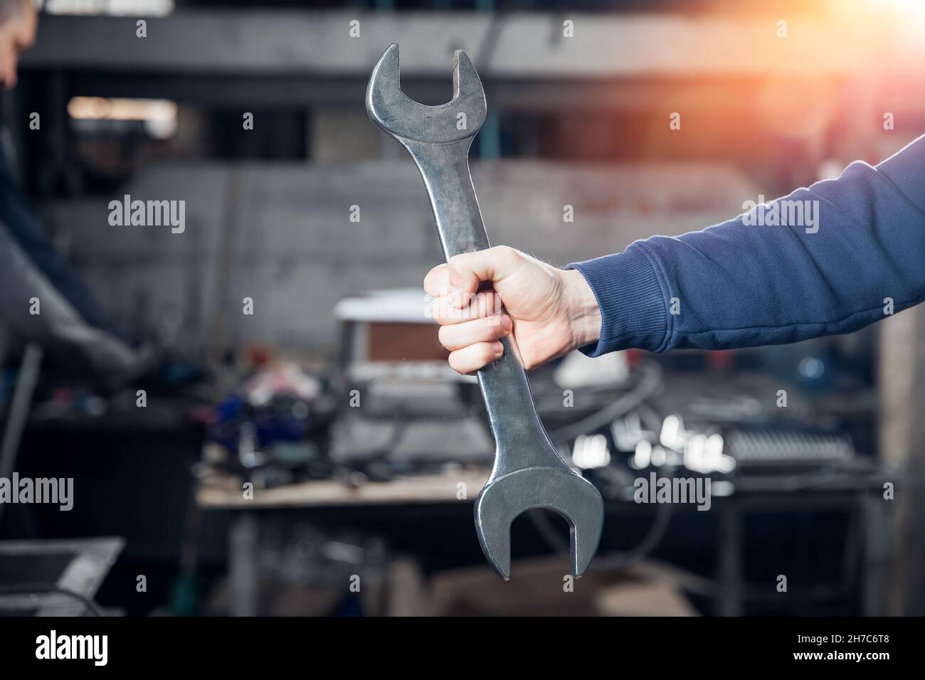 Chiave in mano di professionista Turner uomo metallo lavorando in fabbrica. Foto Stock