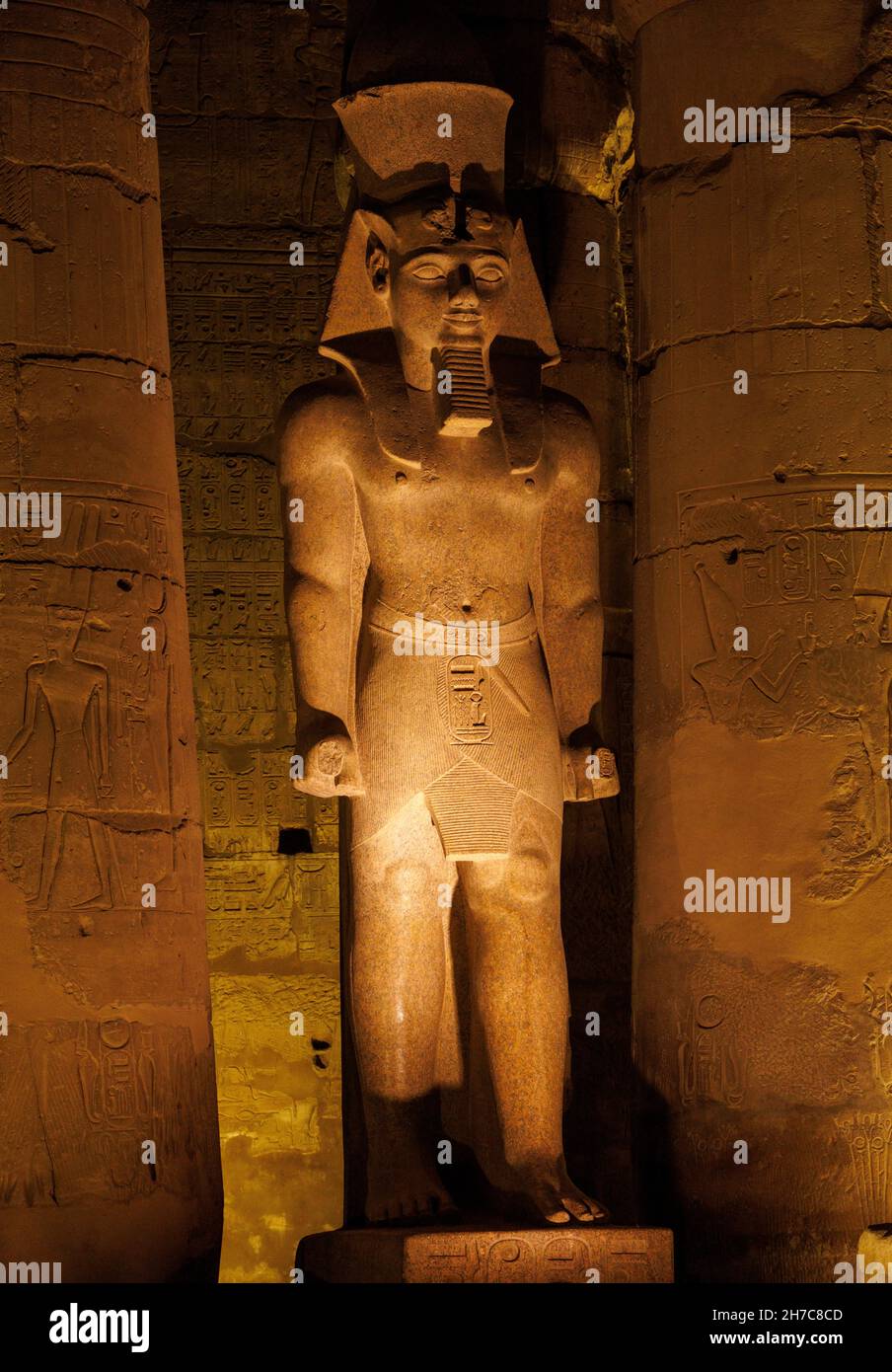 Statua del re Ramesses II nel primo cortile del tempio di Luxor, Egitto Foto Stock