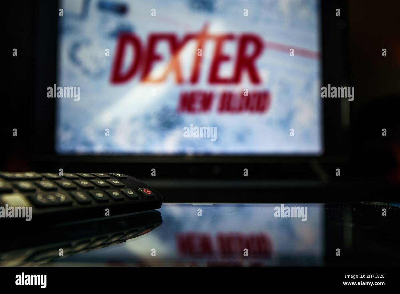 Serie TV Dexter e controller TV. Dexter: New Blood è una miniserie di mistero drammatica americana sviluppata per Showtime come continuazione della se Foto Stock