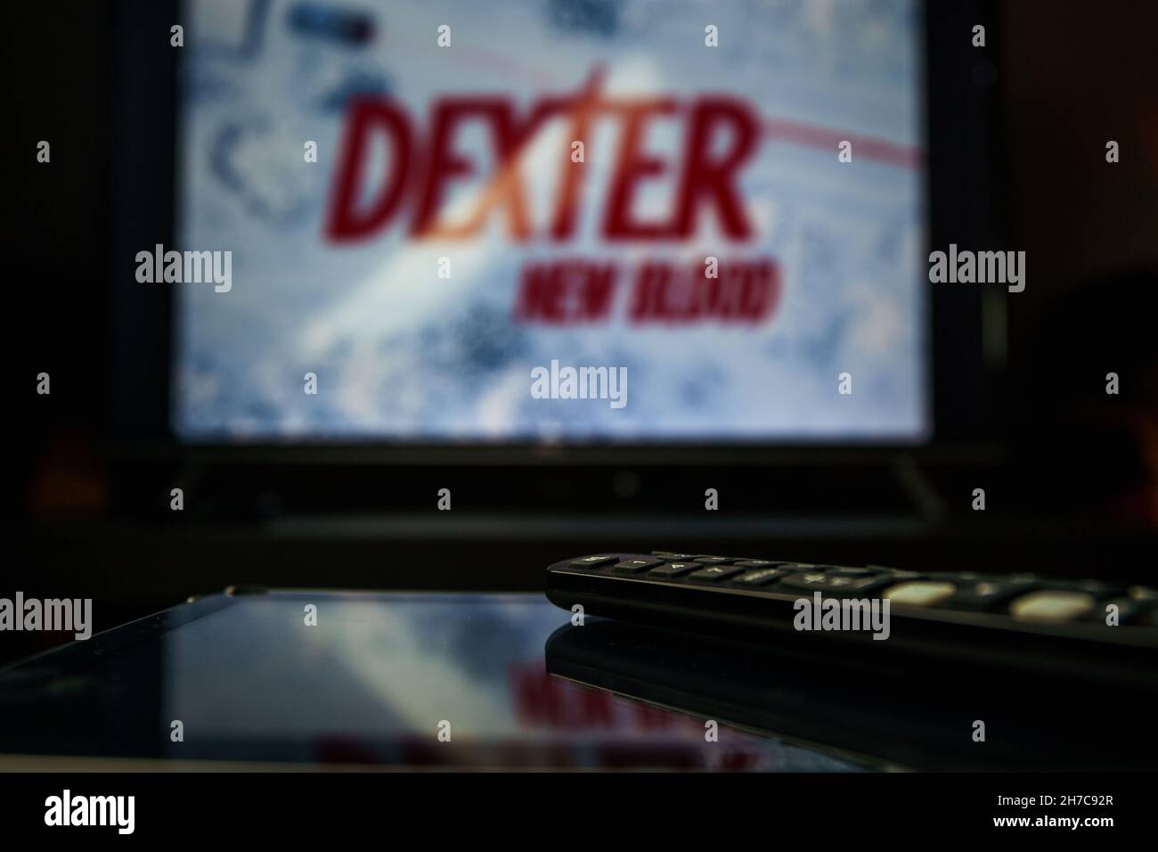 Serie TV Dexter e controller TV. Dexter: New Blood è una miniserie di mistero drammatica americana sviluppata per Showtime come continuazione della se Foto Stock