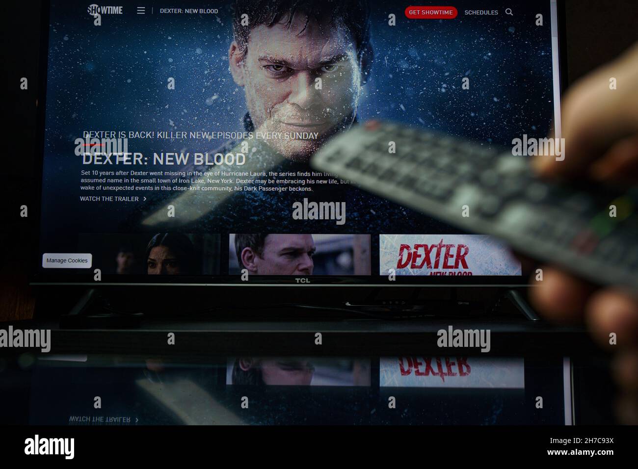 Serie TV Dexter e controller TV. Dexter: New Blood è una miniserie di mistero drammatica americana sviluppata per Showtime come continuazione della se Foto Stock