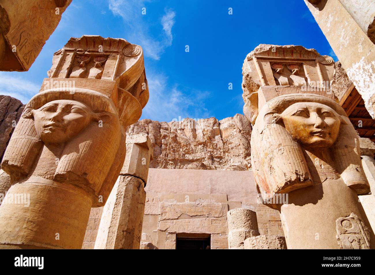 Colonne della dea Hathor, il tempio di Hatshepsut, Luxor, Egitto Foto Stock