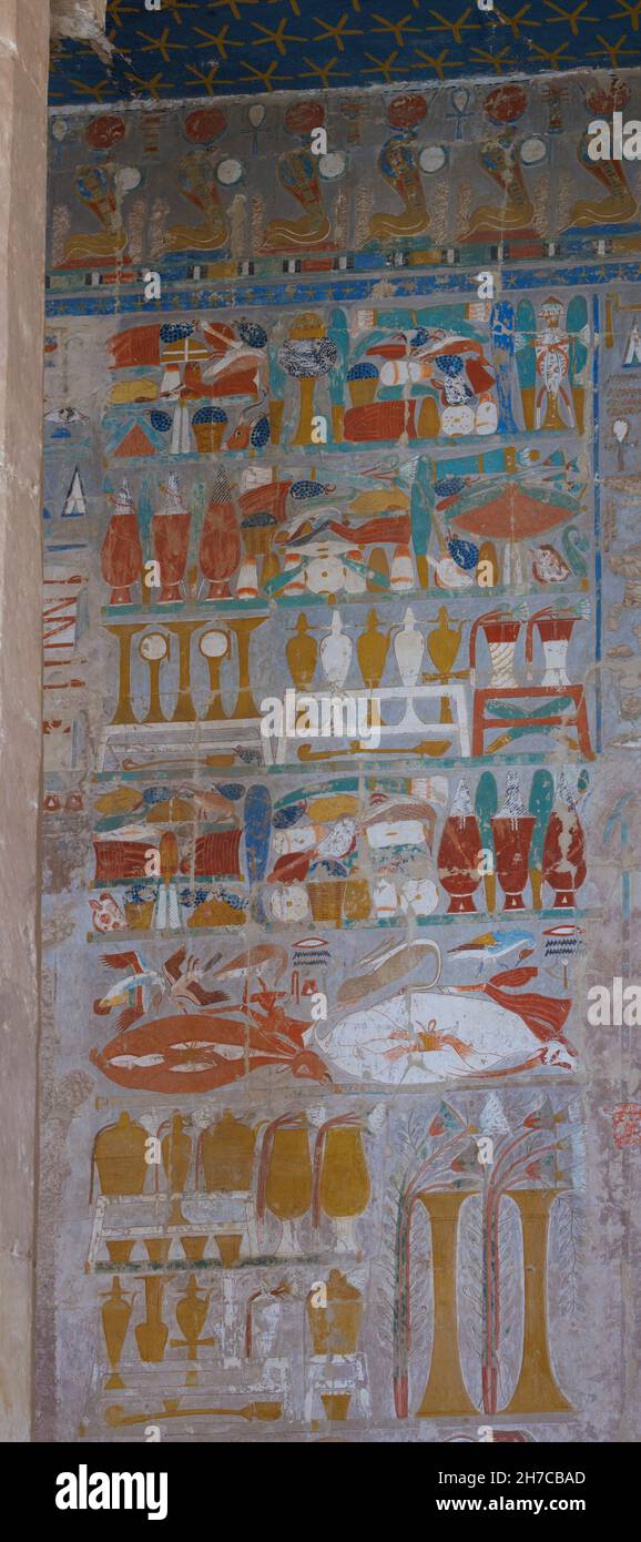 Muro dipinto di offrire tavola di cibo, il tempio di Hatshepsut, Luxor, Egitto Foto Stock