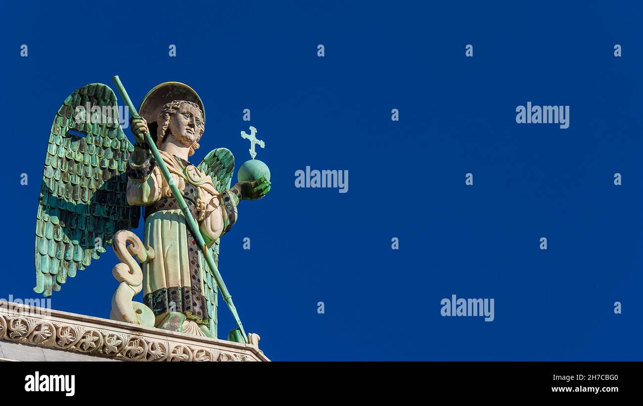 San Michele Arcangelo sconfigge il Drago, una statua medievale del XIII secolo in cima alla Chiesa di San Michele a Lucca (con spazio per la copia) Foto Stock
