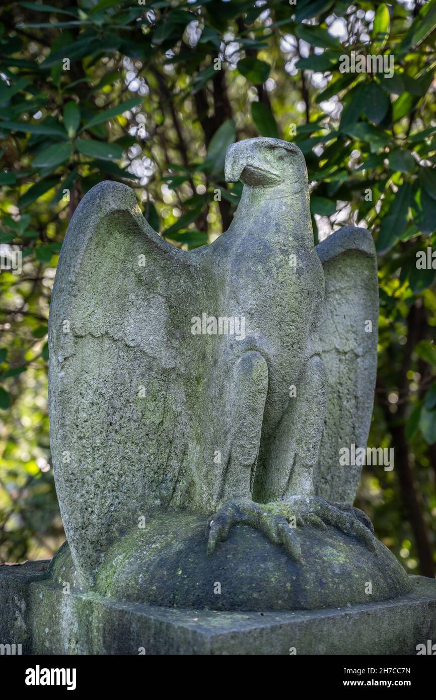Aquila dell'impero tedesco su un cimitero soldato chiamato 'Ehrenfriedhof' a Mülheim an der Ruhr, Germania. Bird ha le ali spalancate. Foto Stock
