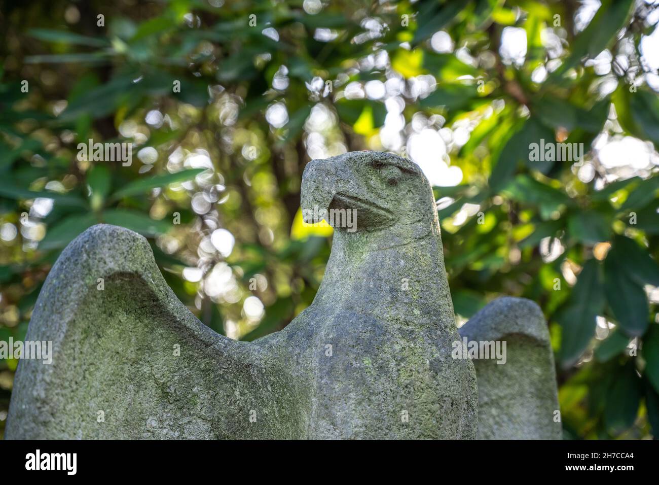Aquila dell'impero tedesco su un cimitero soldato chiamato 'Ehrenfriedhof' a Mülheim an der Ruhr, Germania. Bird ha le ali spalancate. Foto Stock