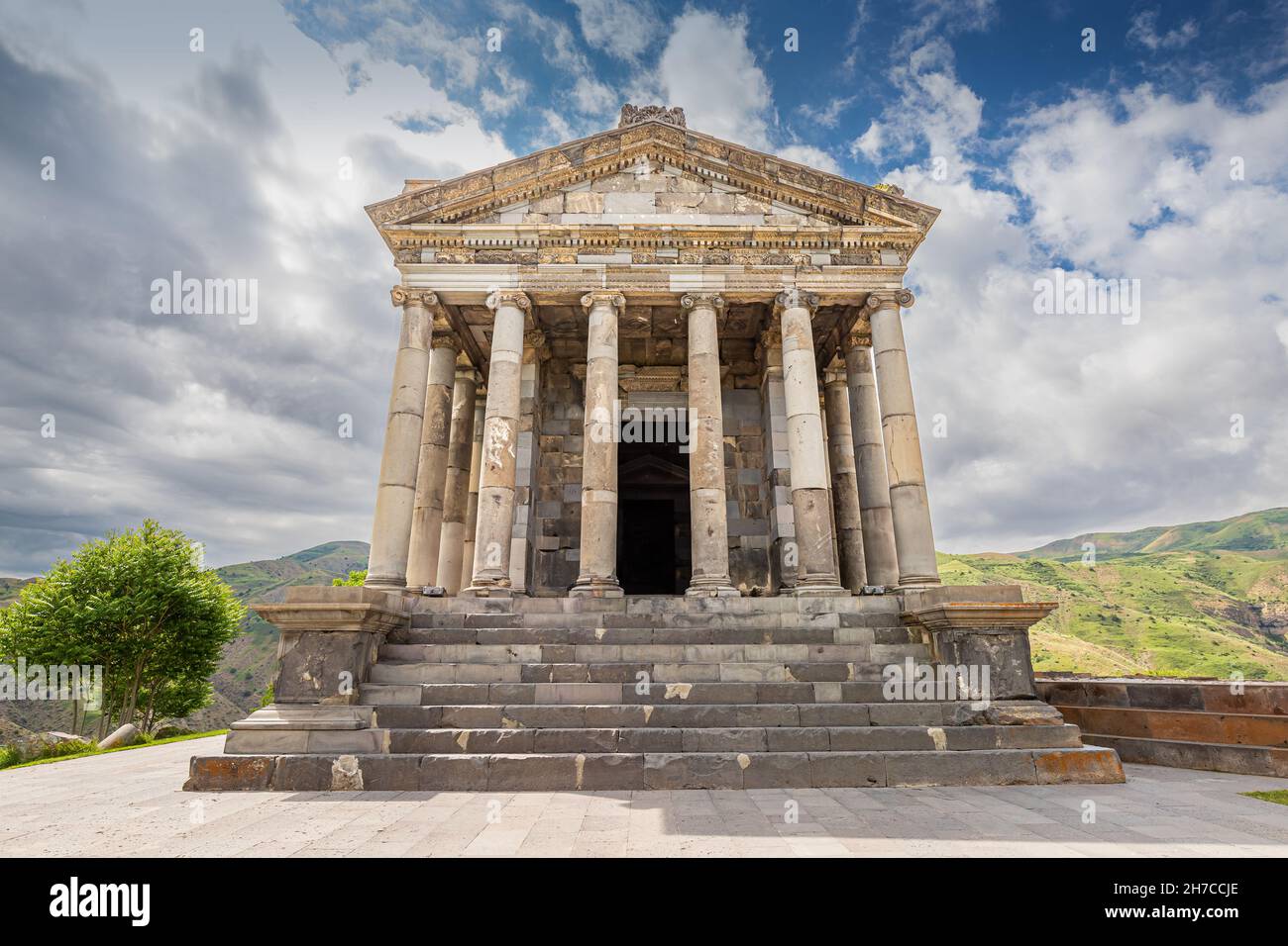 Il Tempio Garni costruito in stile greco-romano nell'ordine ionico è il simbolo principale del turismo e dell'era pre-cristiana nella storia dell'Armenia Foto Stock
