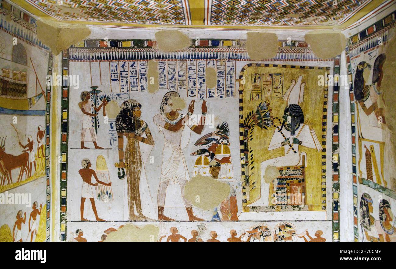 Menna e sua moglie con offerte di cibo prima di Osiride, Tomba di Menna, tombe dei Nobili, Luxor, Egitto Foto Stock