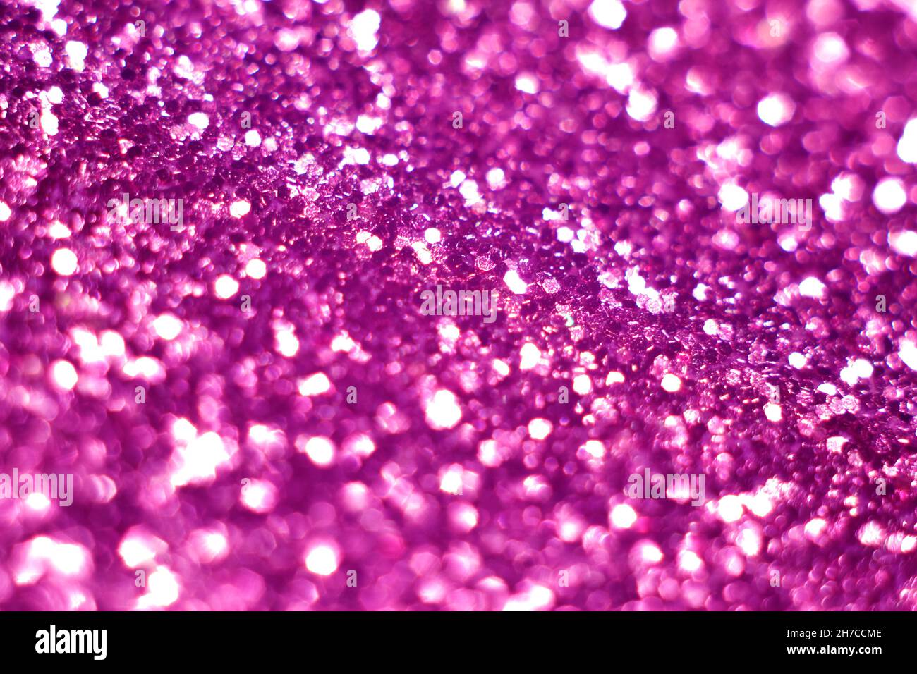 Glitter rosa, effetto sfocato. Colore fucsia. I cerchi luminosi per le vacanze vengono creati a partire dal bokeh nella fotocamera e nell'obiettivo. Sfondo per il design. Chris Foto Stock
