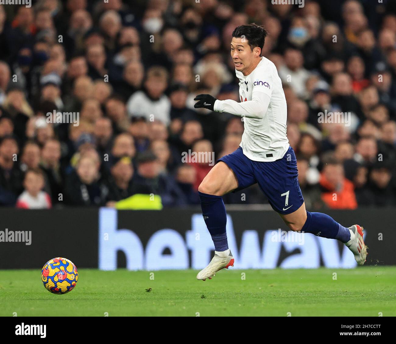 Il figlio Heung-min #7 di Tottenham Hotspur rompe l'ala Foto Stock