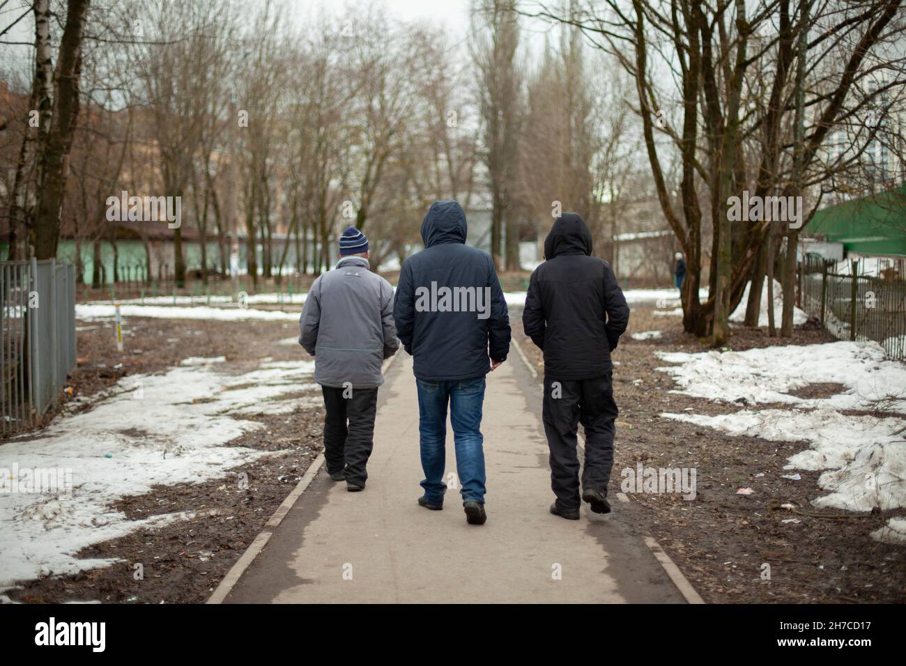 Tre uomini camminano lungo la strada. Residenti della Russia. I pensionati camminano. Persone per strada. Foto Stock