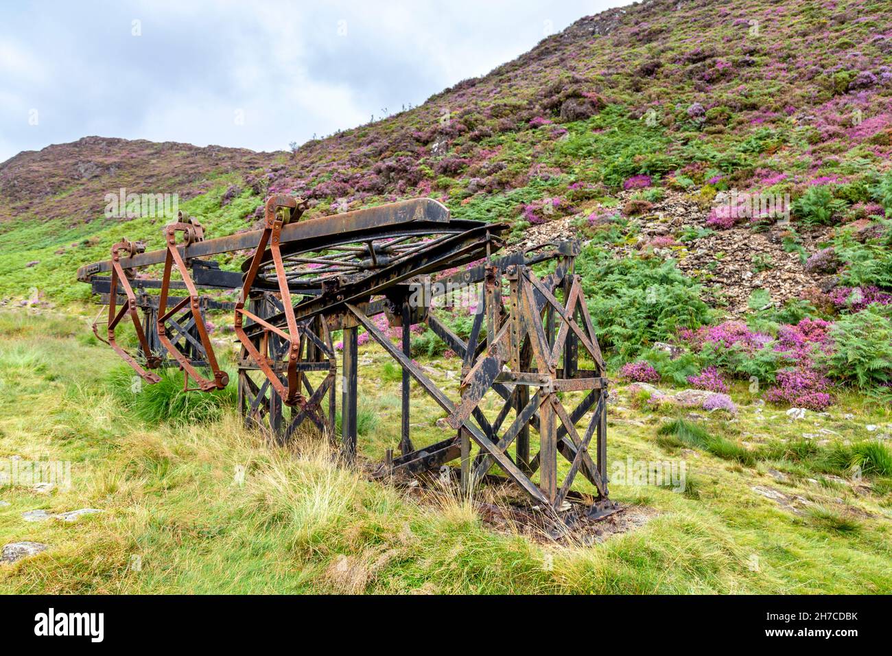 Vecchi resti di funivia miniera di rame utilizzati per trasportare minerale di rame a Nantmor lungo il sentiero per Mynydd Sygyn cima, Snowdonia, Galles, Regno Unito Foto Stock