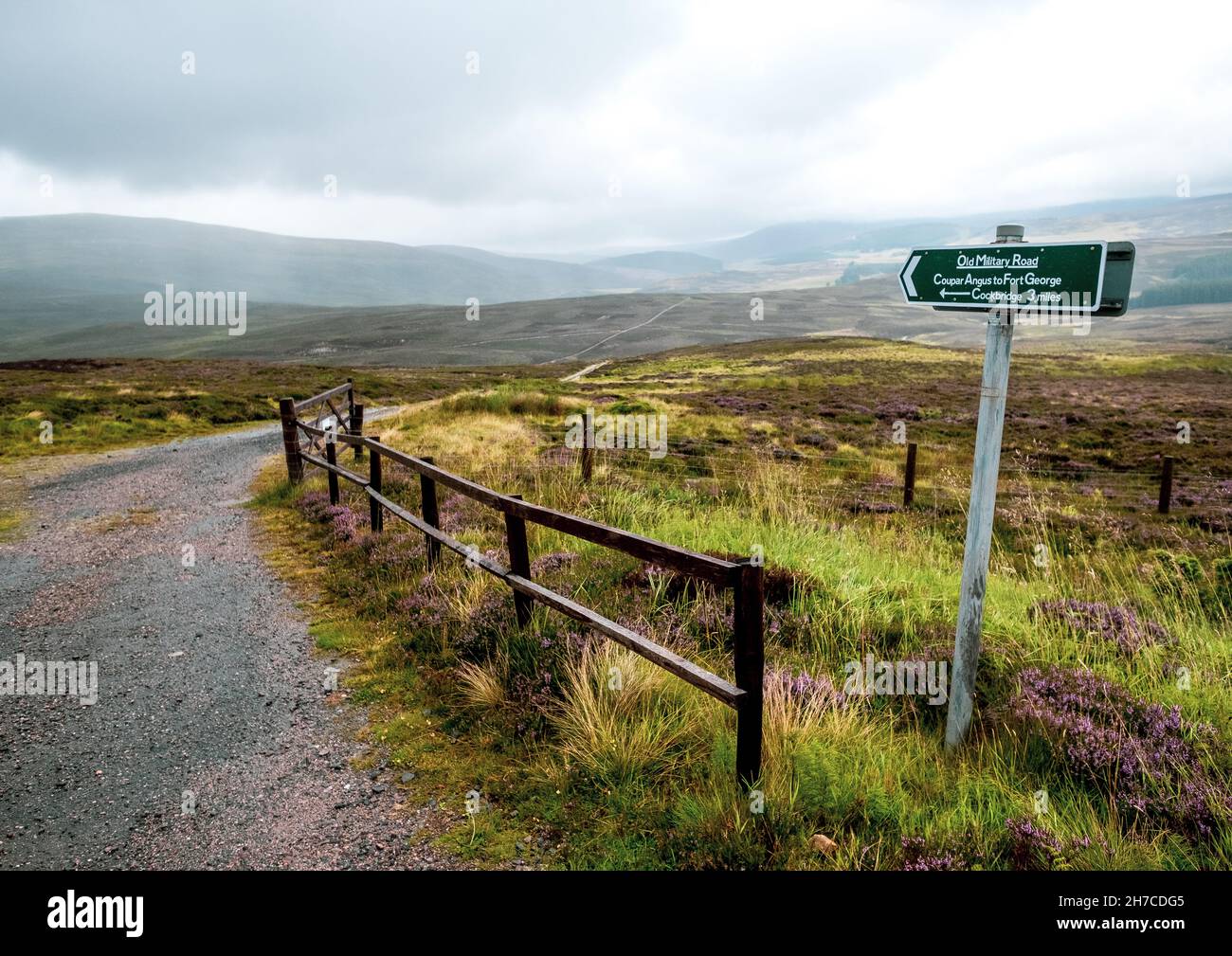 La vecchia strada militare tra Coupar Angus e Fort George attraverso le montagne Cairngorm vicino Cockbridge Foto Stock