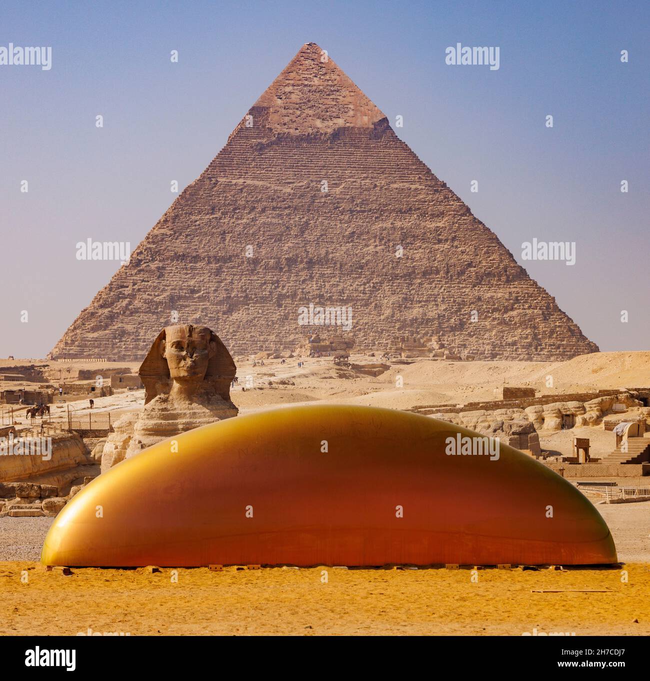 Gisela Colón, Eternity Now, ingegnerizzato in fibra di carbonio aerospaziale con particelle d'oro, Forever is Now, exhibition 2021, Giza piramidi, Cairo, Egitto Foto Stock