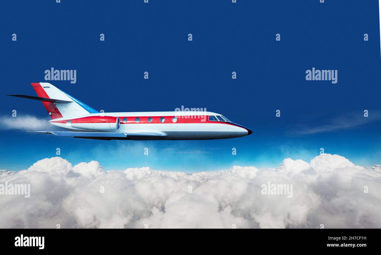 Il jet plane medio vola sopra le nuvole vista laterale Foto Stock