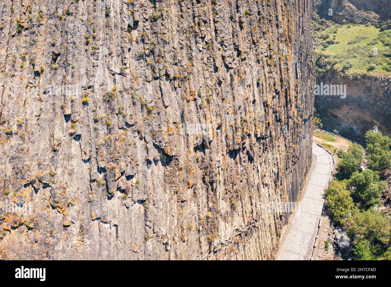 Veduta aerea della meraviglia naturale dell'Armenia - maestosa gola del canyon del fiume Azat - una sinfonia di pietre o pilastri di basalto in Garni Foto Stock