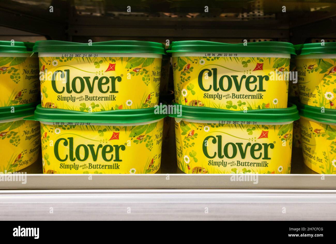 Latticello di trifoglio sparso sulla mensola di un supermercato in Inghilterra Foto Stock