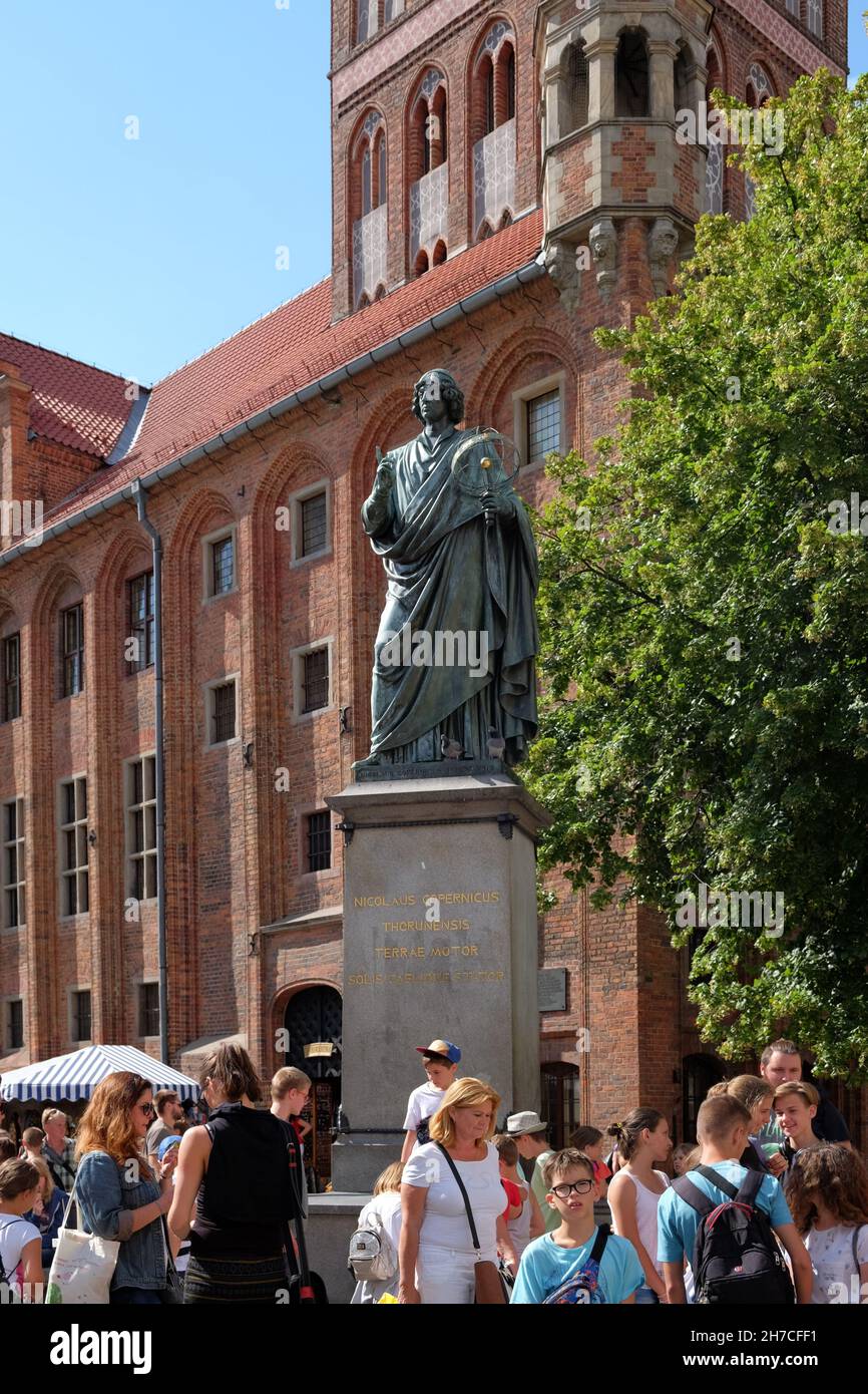 TORUN, POLONIA - 07 agosto 2021: Monumento del grande astronomo Nicolaus Copernico nella parte storica della città di Torun Foto Stock