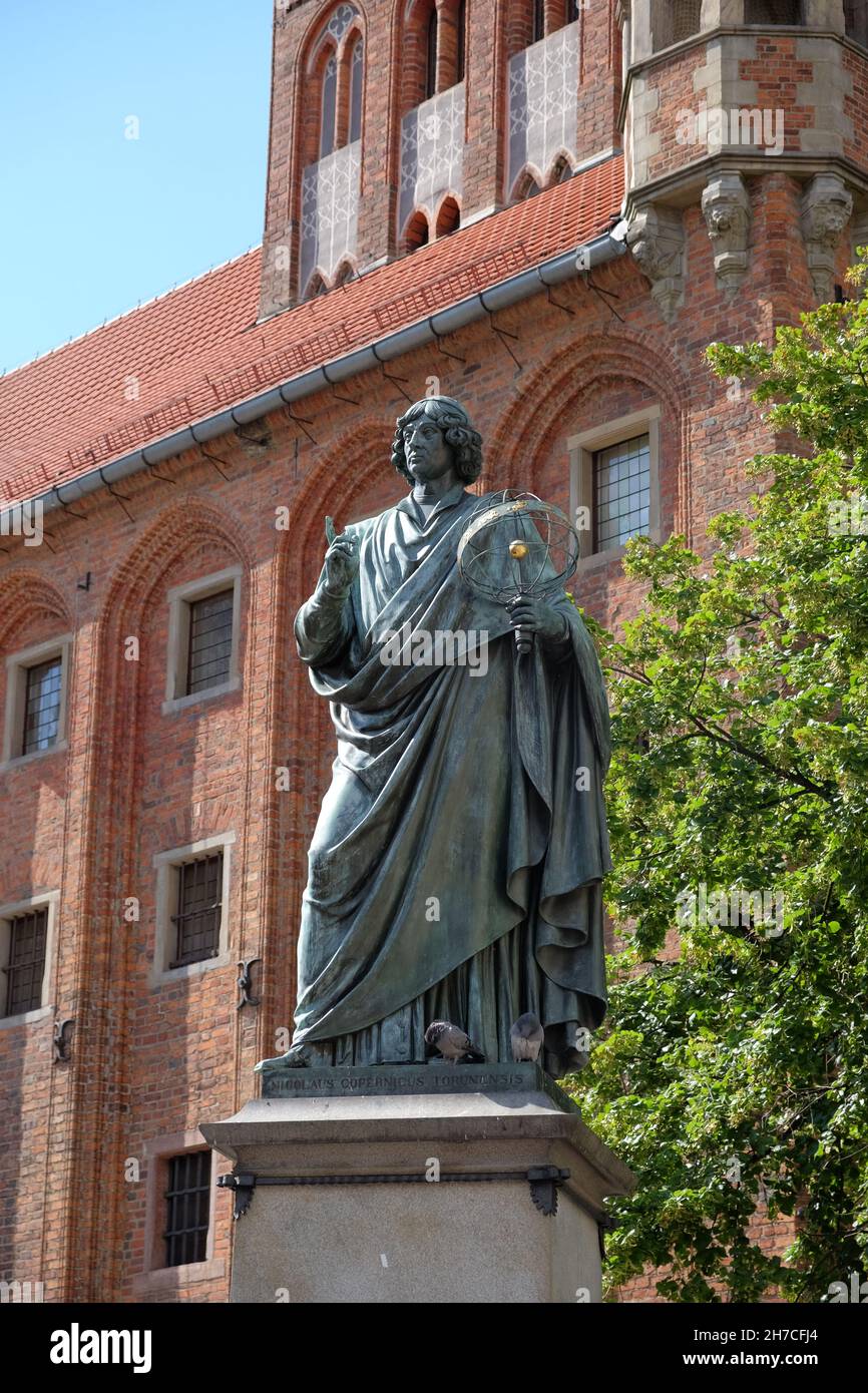 TORUN, POLONIA - 07 agosto 2021: Monumento del grande astronomo Nicolaus Copernico nella parte storica della città di Torun Foto Stock