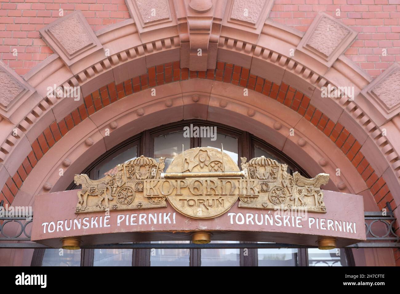 TORUN, POLONIA - 07 Agosto 2021: Negozio di dolci Kopernik nella piazza del mercato di Torun Foto Stock