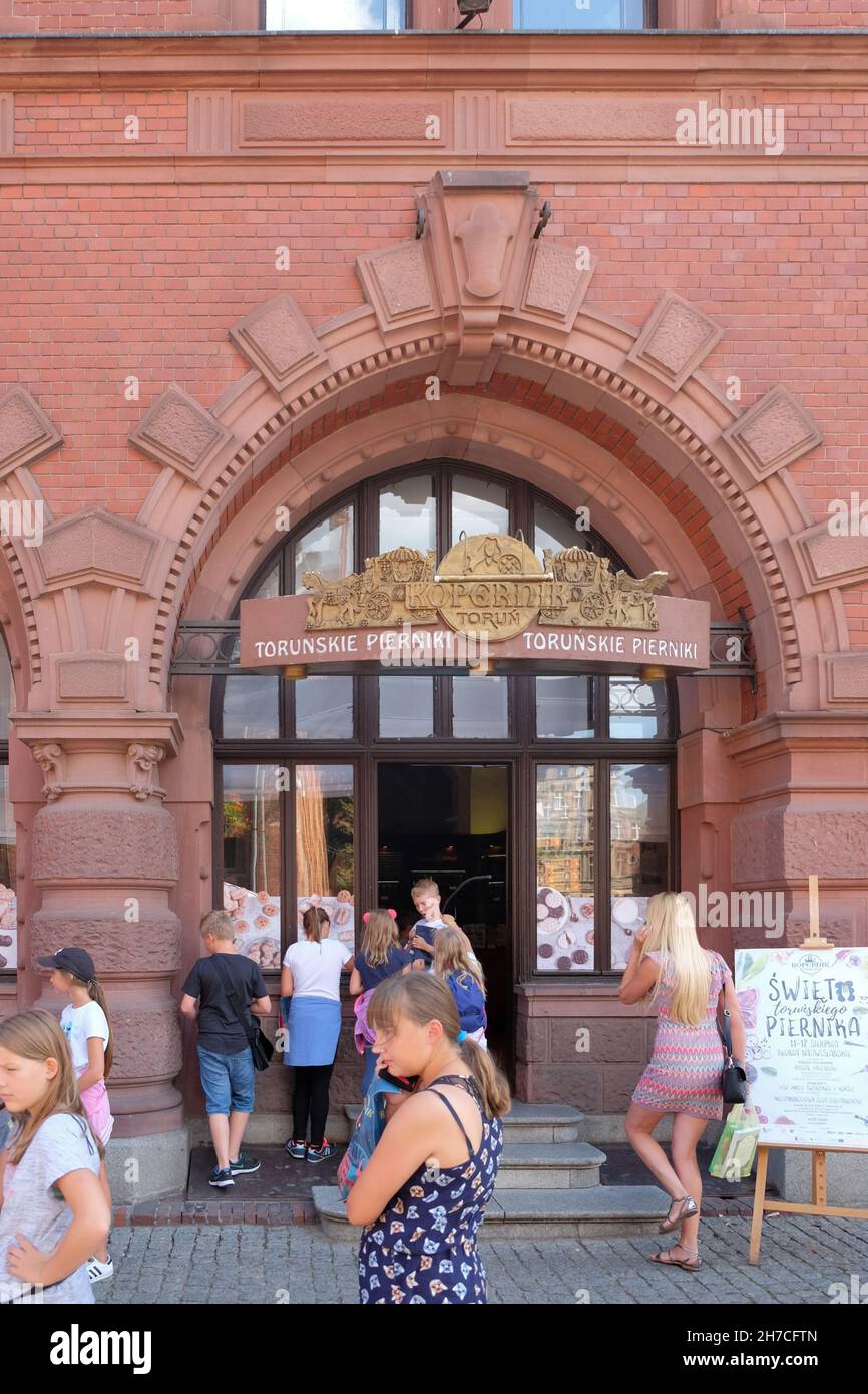 TORUN, POLONIA - 07 Agosto 2021: Negozio di dolci Kopernik nella piazza del mercato di Torun Foto Stock