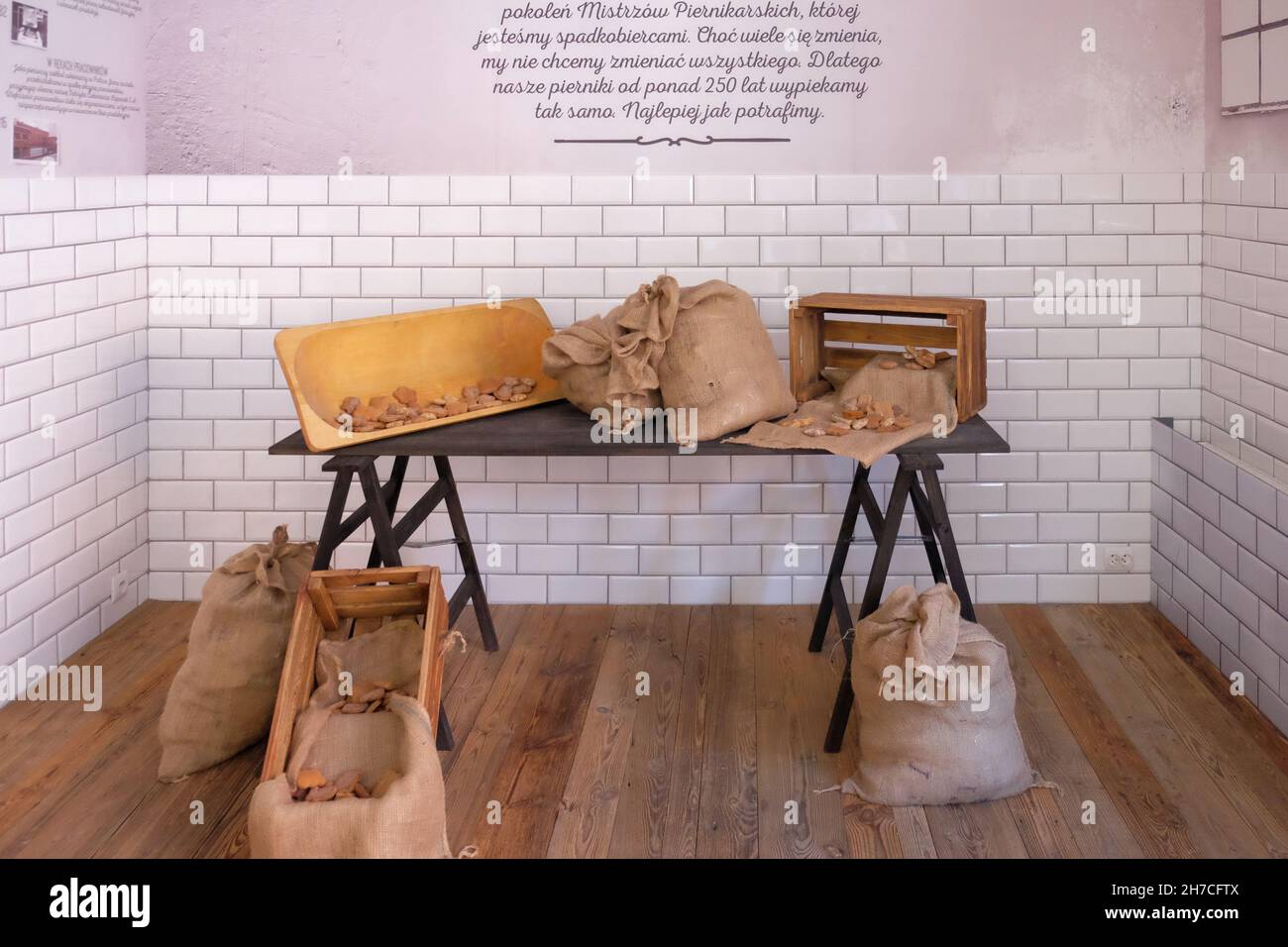 TORUN, POLONIA - 07 Agosto 2021: Negozio di dolci Kopernik nella piazza del mercato di Torun Foto Stock