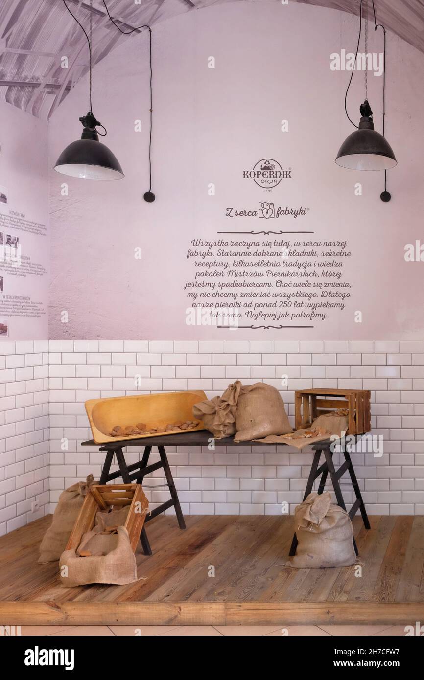 TORUN, POLONIA - 07 Agosto 2021: Negozio di dolci Kopernik nella piazza del mercato di Torun Foto Stock