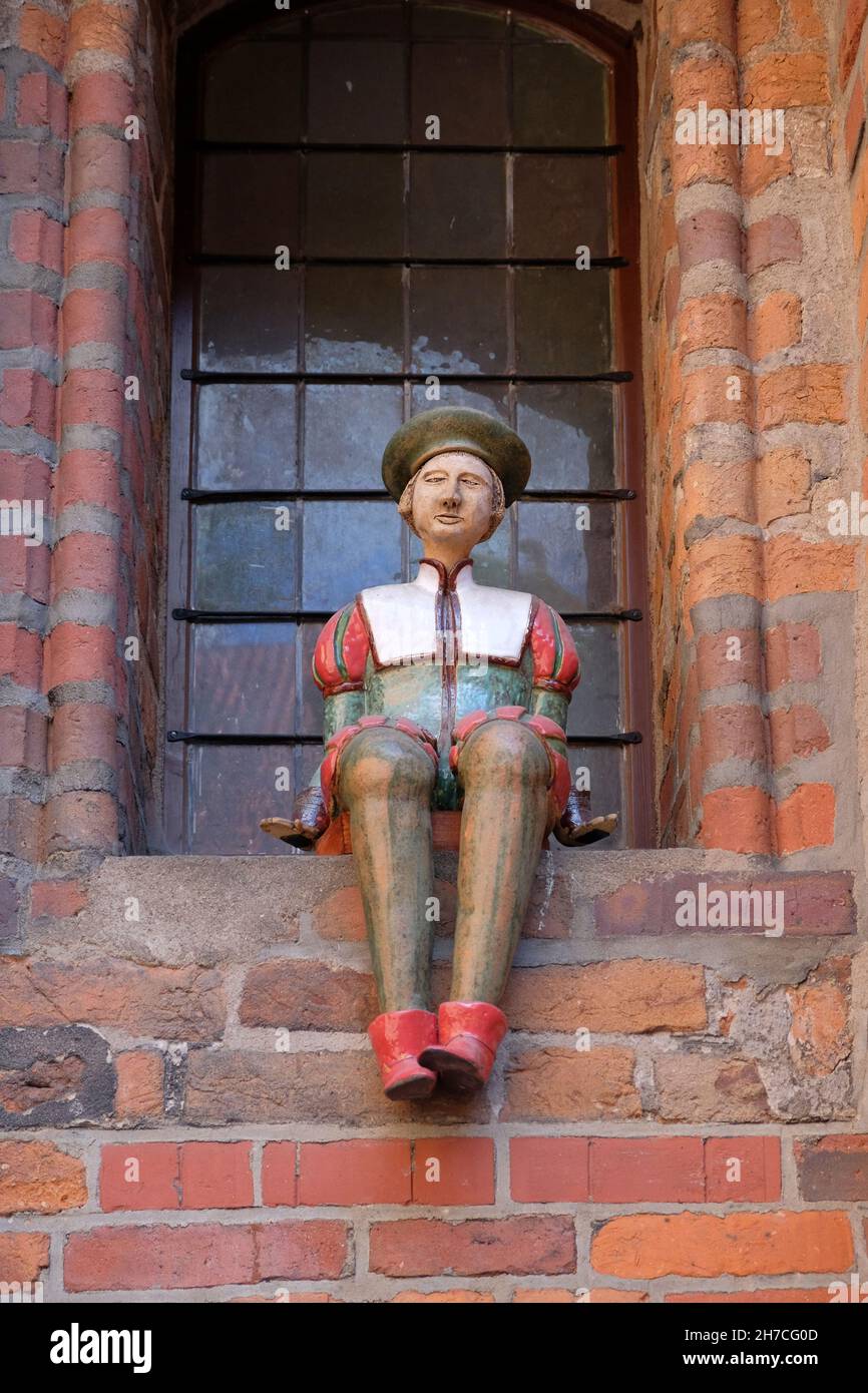 TORUN, POLONIA - 07 agosto 2021: Una delle caratteristiche statue in ceramica di burghers sul vecchio municipio edificio nella parte storica di Torun cit Foto Stock