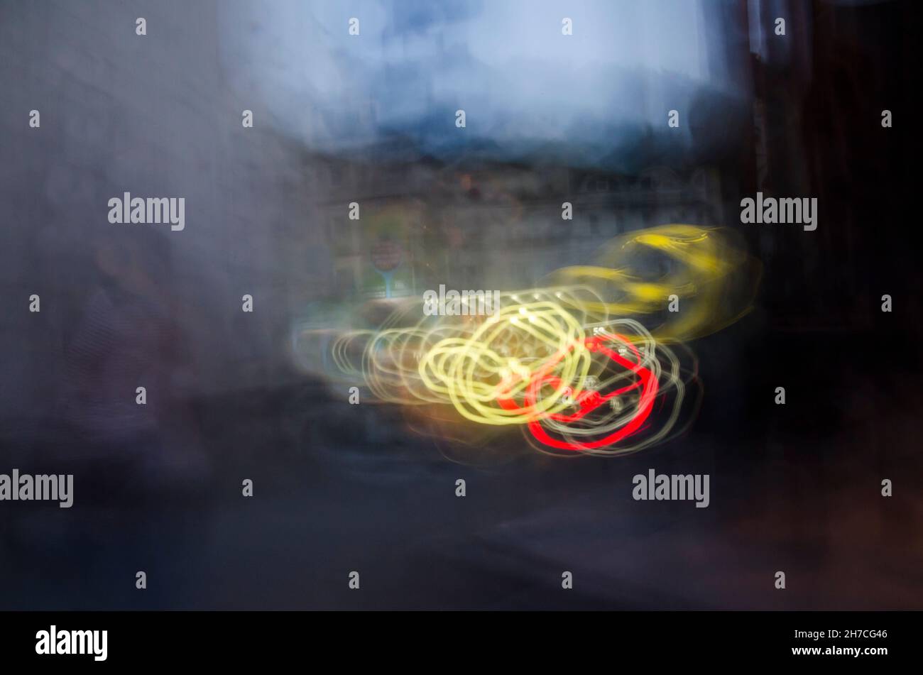 La città si illumina illusione di fantasia surrealistica. Retrogluo astratto sfocato foto Foto Stock