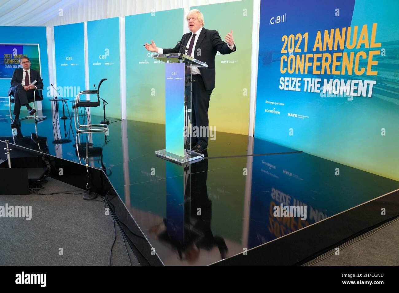 Il primo Ministro Boris Johnson ha parlato durante la conferenza annuale del CBI, al Porto di Tyne, a South Shields. Data foto: Lunedì 22 novembre 2021. Foto Stock