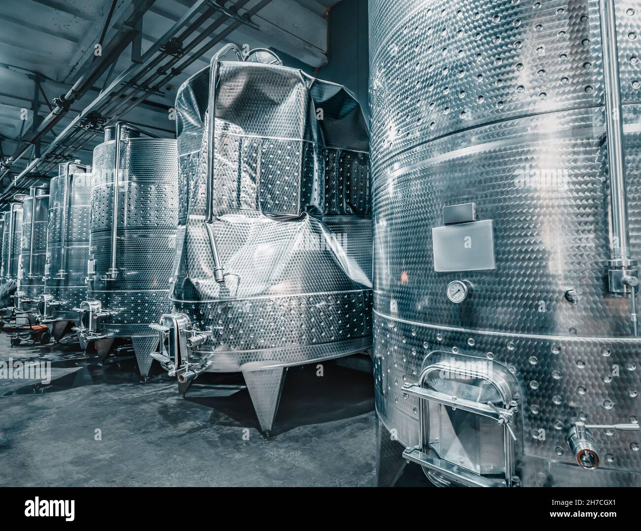 Incidente alla cantina in distilleria - uno dei recipienti di metallo per la distillazione dell'alcol è stato schiacciato da alta pressione - un errore del personale Foto Stock
