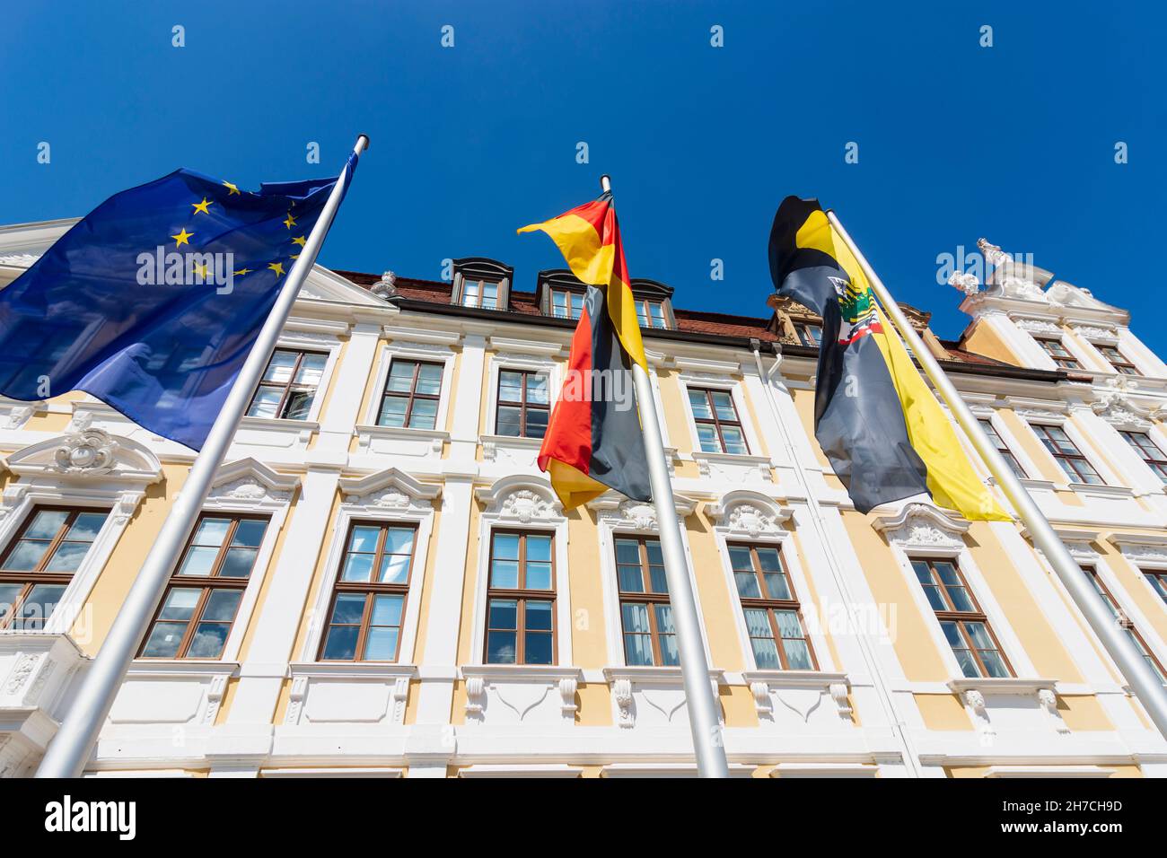 Magdeburg: Landtag von Sachsen-Anhalt (Parlamento di Stato della Sassonia-Anhalt), bandiere di Europa, Germania e Sassonia-Anhalt in , Sachsen-Anhalt, Sassonia-Anha Foto Stock